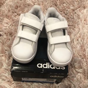 Adidas grand court tennis shoes